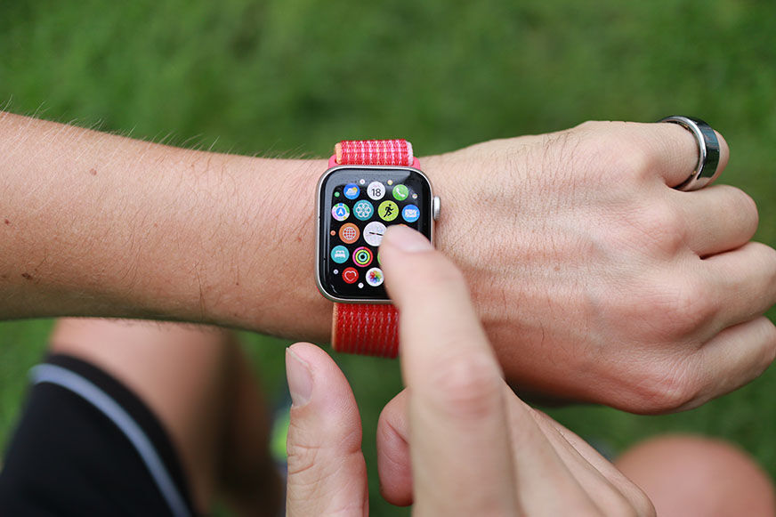 Man sieht die Bedienung der Apple Watch SE 2.